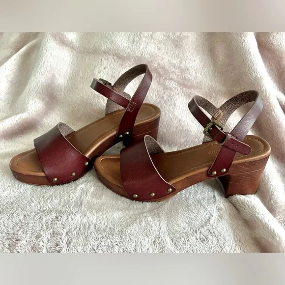 CUSHIONAIRE - Sloan Faux Wood Sandals - Picture 6 of 10